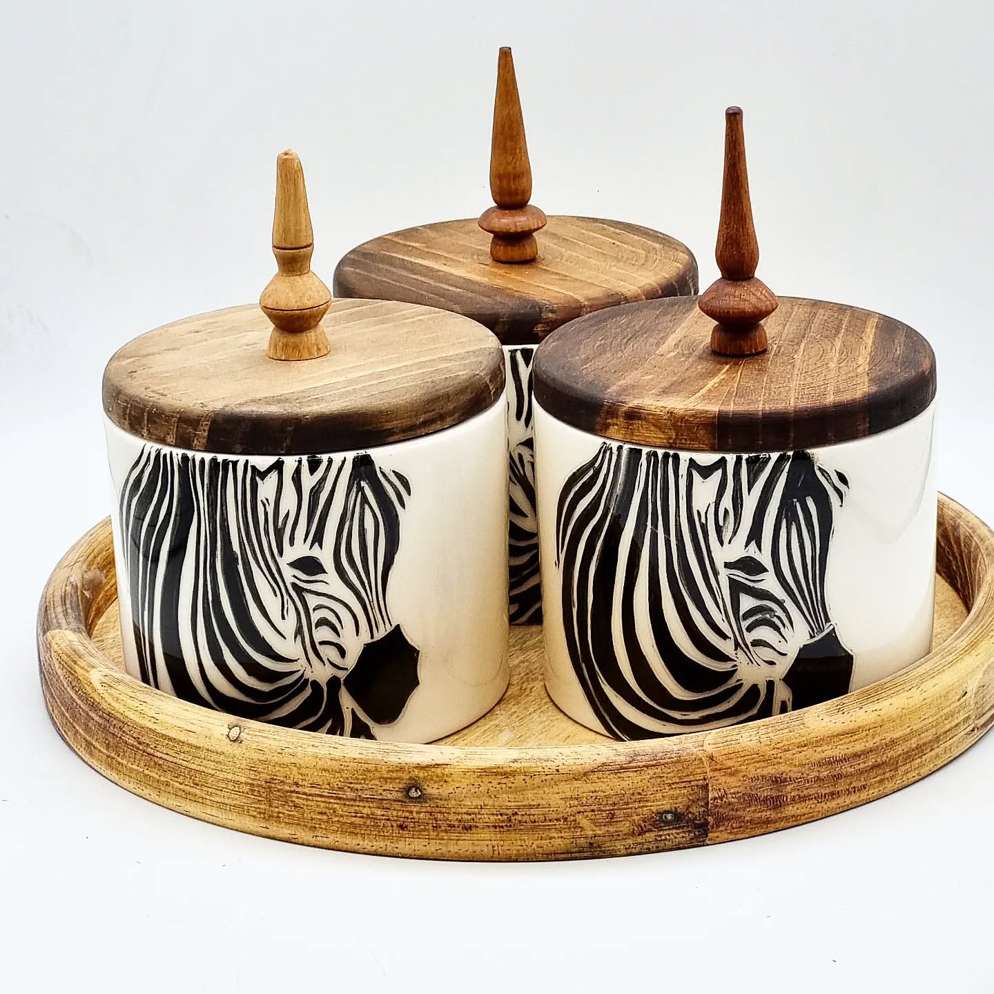 بانکه های گورخر که دور تا دور طرح توسط ابزار